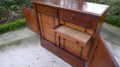 fig 2. A FINE 28 DRAWER COLLECTORS CABINET CIRCA 1850 IN HONDURAS MAHOGANY