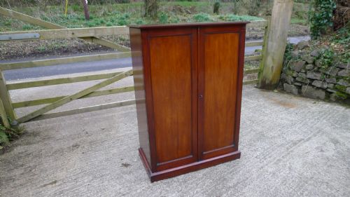 fig 1. A VERY UNUSUAL AND INTERESTING VICTORIAN MAHOGANY COLLECTORS CABINET. CIRCA 1870.