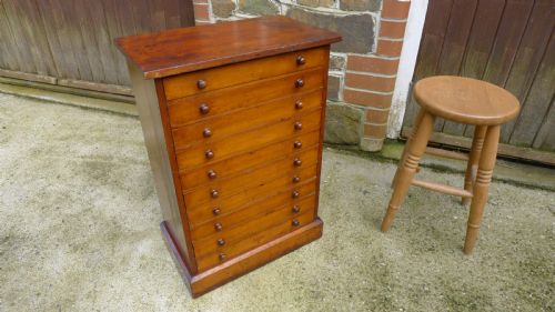 fig 1. A GOOD AND HIGHLY VERSATILE 10 DRAWER COLLECTORS VICTORIAN CABINET IN STAINED AND POLISHED DEAL. CIRCA 1890.