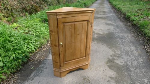 A Good Country Pine Corner Cupboard on Bracket Feet. Circa 1850