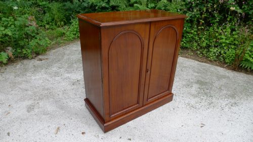 fig 1. A SPLENDID 30 DRAWER MAHOGANY COLLECTORS CABINET BY J.THORNE, 1 GERNON ROAD. LONDON. CIRCA 1870.