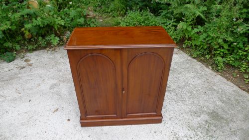 fig 2. A SPLENDID 30 DRAWER MAHOGANY COLLECTORS CABINET BY J.THORNE, 1 GERNON ROAD. LONDON. CIRCA 1870.