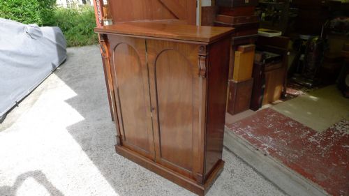 fig 2. A FINE WILLIAM IV MAHOGANY COLLECTORS CABINET WITH COLLECTION. CIRCA 1840.