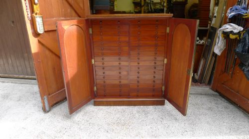 fig 1. A FINE WILLIAM IV MAHOGANY COLLECTORS CABINET WITH COLLECTION. CIRCA 1840.