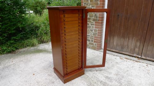 fig 2. AN EXCELLENT 20 DRAWER MAHOGANY COLLECTORS CABINET BY WATKINS & DONCASTER OF THE STRAND, LONDON. CIRCA 1900.