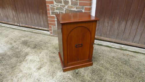fig 1. A SMALL AND VERY ATTRACTIVE 12 DRAWER MAHOGANY COLLECTORS CABINET, LATE OF J.C.DALE AND E.R.DALE. CIRCA 1870.