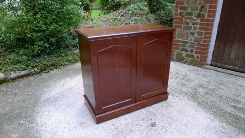 fig 1. A SUPERB 30 DRAWER COLLECTORS CABINET FOR THE CONNOISSEUR IN SOLID MAHOGANY THROUGHOUT IN THE STYLE OF THOSE SUPPLIED BY JANSEN. CIRCA 1870.