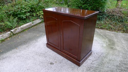 fig 2. A SUPERB 30 DRAWER COLLECTORS CABINET FOR THE CONNOISSEUR IN SOLID MAHOGANY THROUGHOUT IN THE STYLE OF THOSE SUPPLIED BY JANSEN. CIRCA 1870.