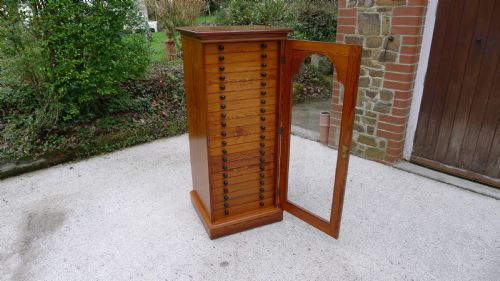 fig 1. A SUPERB 20 DRAWER CLASSIC J.T.CROCKETT OF CAVENDISH SQUARE, COLLECTORS CABINET CIRCA 1885. (CONTINENTAL DEPTH DRAWERS).
