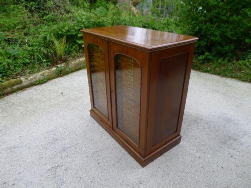 fig 2. A 32 DRAWER MAHOGANY COLLECTORS CABINET BY CHARLES BRADY OF EDMONTON. LONDON. CIRCA 1900.