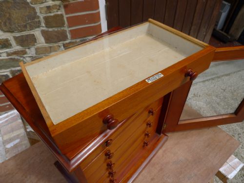 A VERY ATTRACTIVE AND SMALL MAHOGANY COLLECTORS CABINET FROM THE ARMY AND NAVY STORE CIRCA 1900 - ADDITIONAL PHOTO 6
