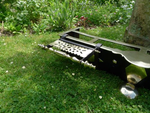 A BRASS RANGE OR FENDER BRACKET CIRCA 1830 - ADDITIONAL PHOTO 1