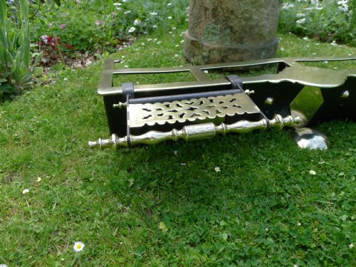 A BRASS RANGE OR FENDER BRACKET CIRCA 1830 - ADDITIONAL PHOTO 3