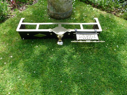 A BRASS RANGE OR FENDER BRACKET CIRCA 1830 - ADDITIONAL PHOTO 4