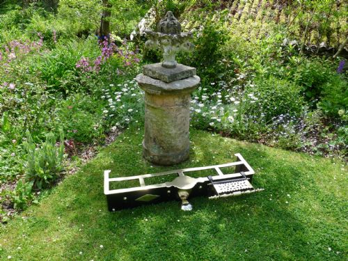 A BRASS RANGE OR FENDER BRACKET CIRCA 1830 - ADDITIONAL PHOTO 5