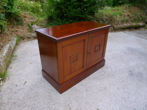 fig 1. A FINE MAHOGANY 14 DRAWER COLLECTORS CABINET. CIRCA 1870.
