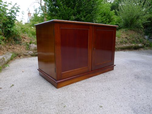 fig 1. AN EXCELLENT MAHOGANY 20 DRAWER COLLECTORS CABINET. CIRCA 1900.