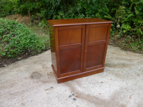 fig 1. A FINE 30 DRAWER MAHOGANY COLLECTORS CABINET. CIRCA. 1900