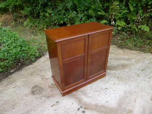 fig 2. A FINE 30 DRAWER MAHOGANY COLLECTORS CABINET. CIRCA. 1900