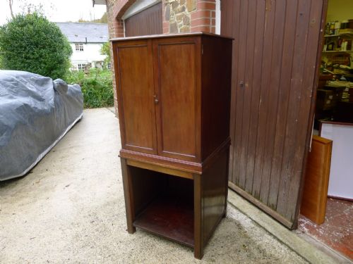 fig 1. A 10 DRAWER MAHOGANY COLLECTORS CABINET ON STAND CIRCA 1920. BRADY STYLE DRAWERS.