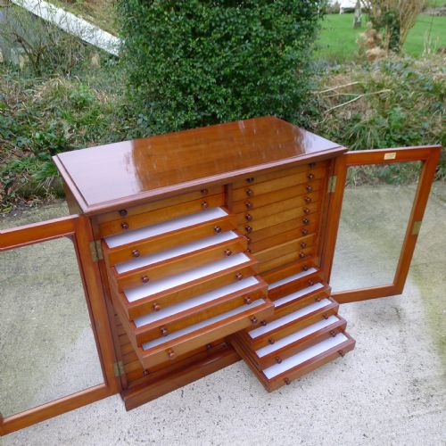 fig 2. A 30 DRAWER SOLID MAHOGANY DE-LUXE COLLECTORS CABINET BY J.T.CROCKETT. CIRCA 1890.