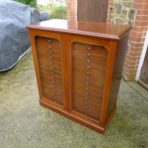 fig 2. A GOOD 30 DRAWER WATKINS & DONCASTER COLLECTORS SPECIMEN CABINET IN SATIN WALNUT AND MAHOGANY. CIRCA 1900