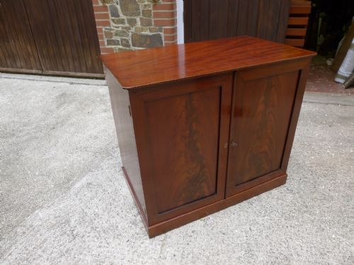fig 1. A FINE HONDURAS MAHOGANY COLLECTORS CABINET CIRCA 1860. THE PROPERTY OF THE LATE JOHN CHARLES DALE. (1791-1872).