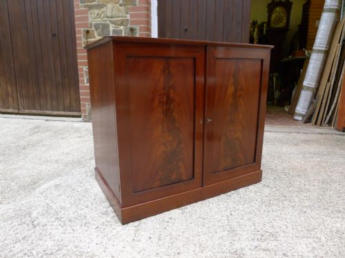 fig 2. A FINE HONDURAS MAHOGANY COLLECTORS CABINET CIRCA 1860. THE PROPERTY OF THE LATE JOHN CHARLES DALE. (1791-1872).
