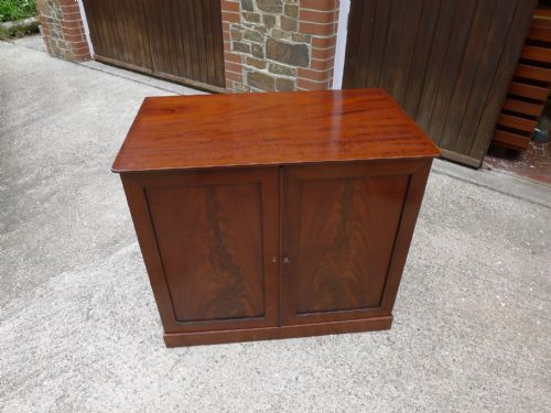 fig 3. A FINE HONDURAS MAHOGANY COLLECTORS CABINET CIRCA 1860. THE PROPERTY OF THE LATE JOHN CHARLES DALE. (1791-1872).