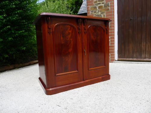 fig 1. A SUPER VICTORIAN MAHOGANY 30 DRAWER COLLECTORS CABINET. CIRCA 1870.