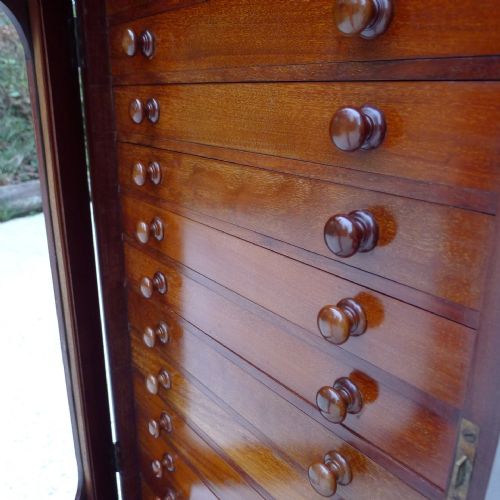 fig 1. A PRISTINE WATKINS & DONCASTER 'DE-LUXE' COLLECTORS CABINET IN SOLID MAHOGANY. CIRCA 1890.
