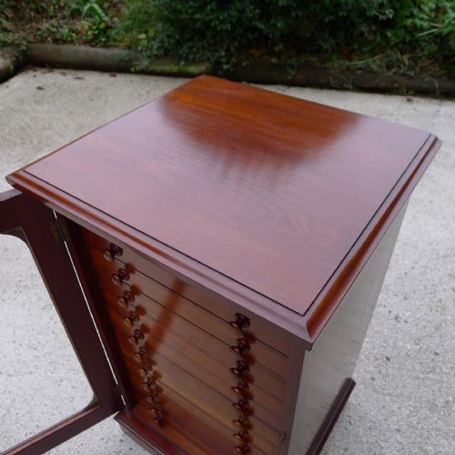 fig 2. A PRISTINE WATKINS & DONCASTER 'DE-LUXE' COLLECTORS CABINET IN SOLID MAHOGANY. CIRCA 1890.