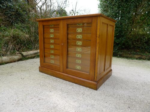 fig 1. A SUPERB 18 DRAWER OAK COLLECTORS CABINET CIRCA 1900. DEEP DRAWERS.
