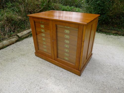 fig 2. A SUPERB 18 DRAWER OAK COLLECTORS CABINET CIRCA 1900. DEEP DRAWERS.