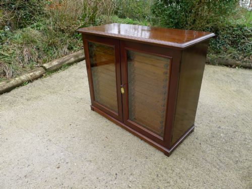 fig 1. A FINE MAHOGANY 30 DRAWER COLLECTORS CABINET LATE OF BARON DE WORMS. CIRCA 1900.