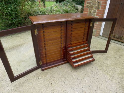 fig 2. A FINE MAHOGANY 30 DRAWER COLLECTORS CABINET LATE OF BARON DE WORMS. CIRCA 1900.