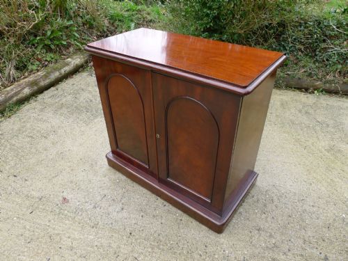 fig 1. A VICTORIAN MAHOGANY 9 DRAWER COLLECTORS CABINET CIRCA 1880.