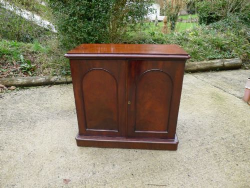 fig 2. A VICTORIAN MAHOGANY 9 DRAWER COLLECTORS CABINET CIRCA 1880.