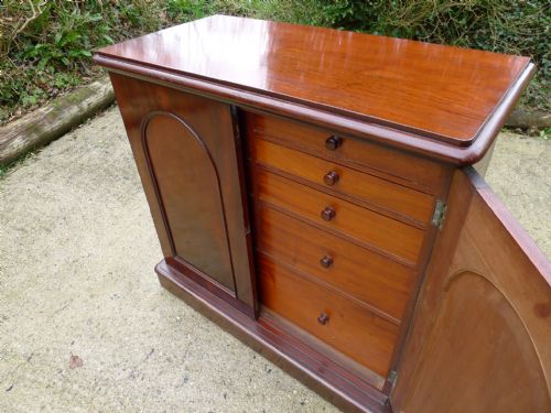 fig 3. A VICTORIAN MAHOGANY 9 DRAWER COLLECTORS CABINET CIRCA 1880.