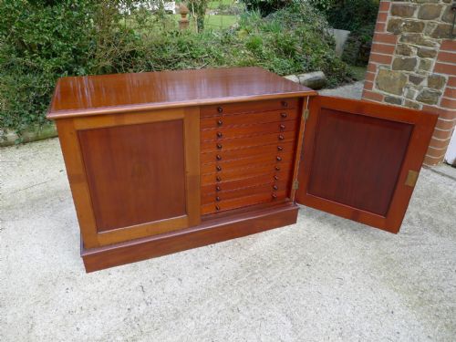fig 2. AN EXCELLENT 20 DRAWER LATE VICTORIAN MAHOGANY COLLECTORS CABINET CIRCA 1900. CONTINENTAL DEPTH DRAWERS.