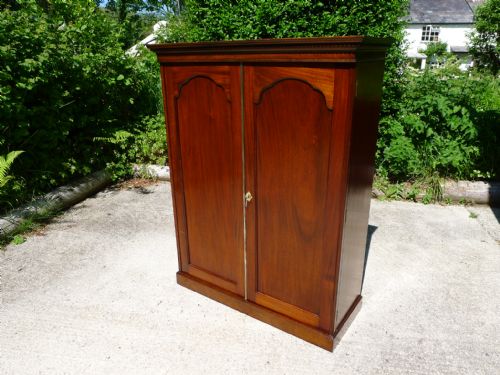 fig 1. A VERY VERSATILE AND ATTRACTIVE COLLECTORS CABINET. CIRCA 1910.