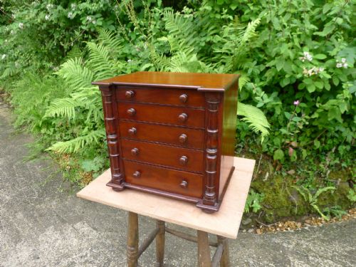 fig 1. A BEAUTIFUL AND SMALL 5 DRAWER COLLECTORS CABINET. CIRCA 1870. IDEAL FOR JEWELLERY AND SMALL OBJECTS DO VERTU.