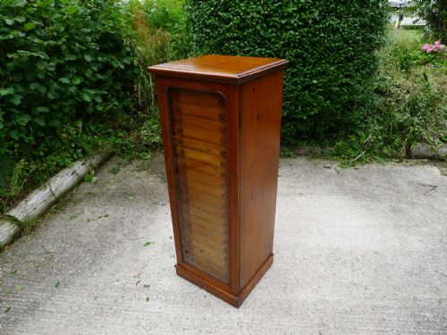 fig 1. AN EXCELLENT 20 DRAWER DEAL AND MAHOGANY COLLECTORS CABINET BY J.T.CROCKETT, CAVENDISH SQUARE. LONDON. CIRCA 1890.