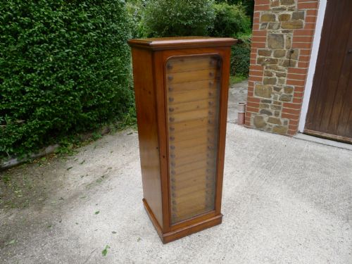 fig 3. AN EXCELLENT 20 DRAWER DEAL AND MAHOGANY COLLECTORS CABINET BY J.T.CROCKETT, CAVENDISH SQUARE. LONDON. CIRCA 1890.