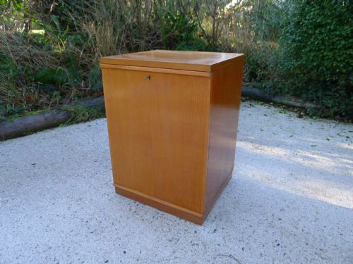 fig 1. 10 DRAWER OAK COLLECTORS CABINET BY GRANGE AND GRIFFITHS. CIRCA 1920.
