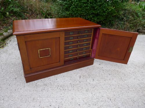 A SUPERB 'TYPE' SPECIMEN COLLECTORS CABINET IN MAHOGANY AND SATIN WOOD CIRCA 1870 - ADDITIONAL PHOTO 3
