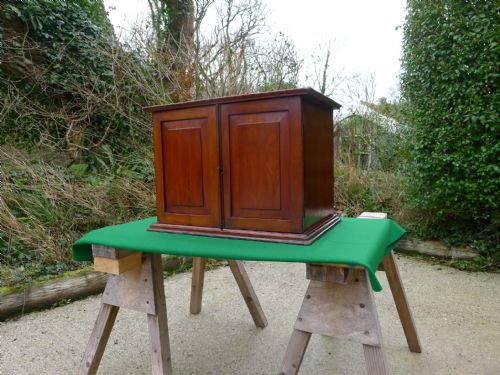 fig 1. A VERY VERSATILE 8 DRAWER MAHOGANY COLLECTORS CABINET CIRCA 1900. MEDAL, COINS, JEWELLERY, WATCHES, ETC.