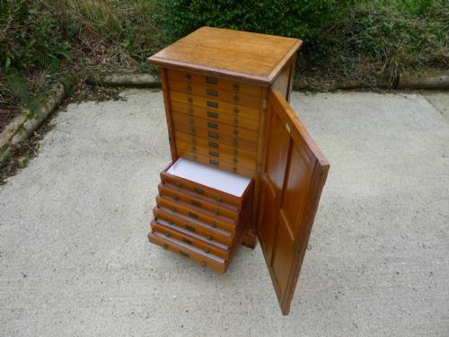 fig 1. A VERY RARE THOMAS GURNEY 15 DRAWER COLLECTORS CABINET IN OAK. CIRCA 1905. ART NOUVEAU.