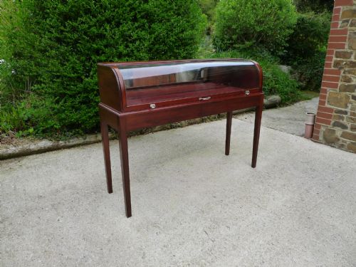 fig 1. A CURVED GLASS TOPPED COLLECTORS DISPLAY CABINET CIRCA 1900 ON STAND.