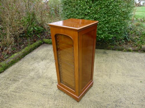 fig 1. A VERY FINE BRADY SOLID MAHOGANY COLLECTORS CABINET. CIRCA 1900.